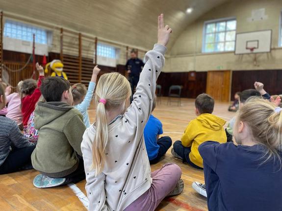Bycie widocznym w drodze do szkoły- dzielnicowy i Mrówka uczą dzieci, jak dbać o swoje bezpieczeństwo