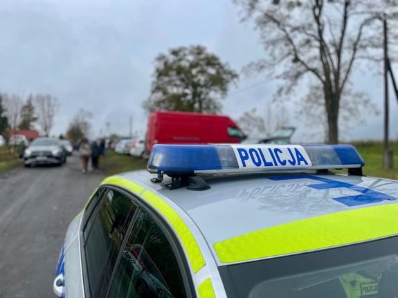 Zignorował znak i wpadł- auto bez ważnych badań technicznych, kierowca bez prawa jazdy