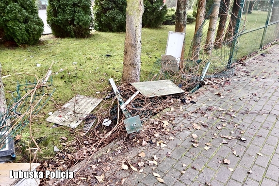 Stracił panowanie nad pojazdem i wjechał w ogrodzenie – 34-latek nie miał prawa jazdy, a samochód ubezpieczenia i badań technicznych