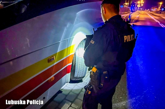Policjanci dbają o bezpieczeństwo podróżnych