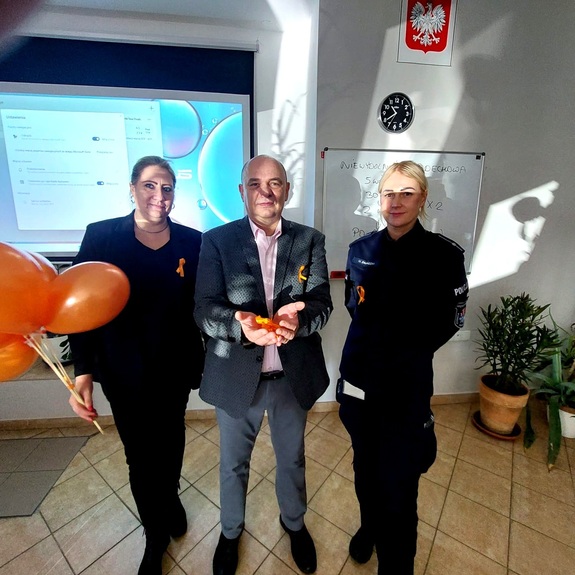 Policjanci wspierają kampanię „Dzieciństwo bez przemocy” finał akcji 19 listopada