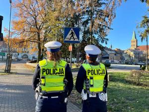 na zdjęciu policjantki, stojące przy przejściu dla pieszych