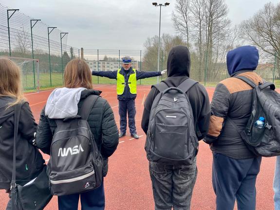 Kiedy policjant kieruje ruchem- młodzież poznaje kluczowe zasady