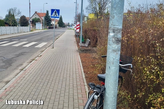 Nietrzeźwy rowerzysta wjechał na tory mimo czerwonego światła