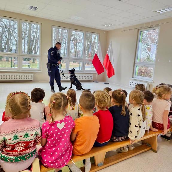 Mali przedszkolacy poznali pracę funkcjonariuszy Policji oraz ich czworonożnego towarzysza