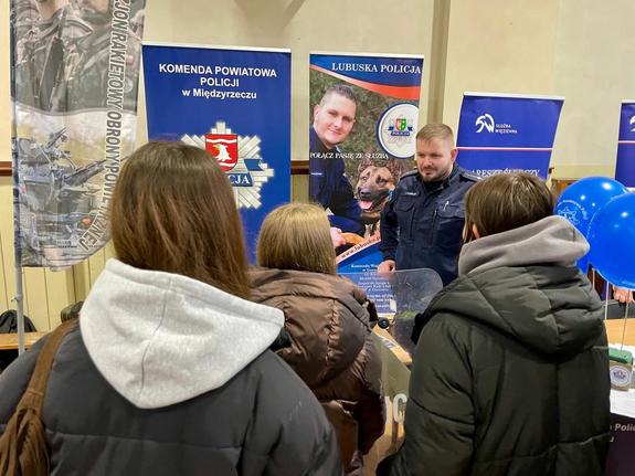 Policjanci z Międzyrzecza promują służbę w Policji podczas Tragów Edukacji i Pracy w Skwierzynie