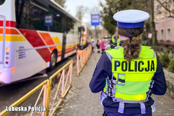 Policjanci kontrolują autokary, by dzieci mogły bezpiecznie dotrzeć do celu