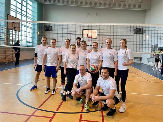 Policjanci w sportowej rywalizacji z młodzieżą- I Turniej Piłki Siatkowej o Puchar Starosty Międzyrzeckiego