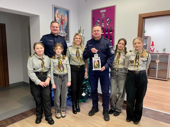 Betlejemskie Światełko Pokoju w Komendzie Powiatowej Policji w Międzyrzeczu