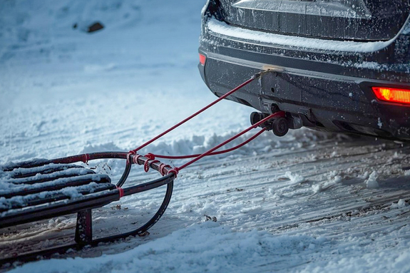 Zimowa zabawa, śmiertelne ryzyko - kulig za samochodem to nie żart