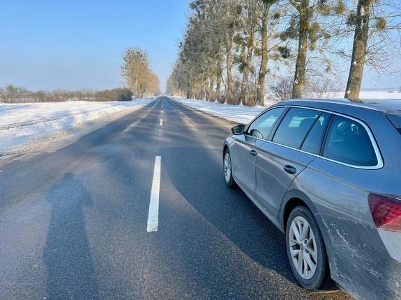 Mróz i śnieg nie odpuszczają. Uważajmy na drogach