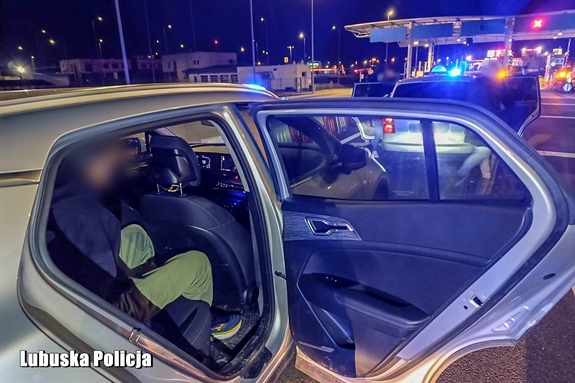 Z zaparkowanego przy autostradzie auta ukradli kilka tysięcy euro – podejrzani zatrzymani przez kryminalnych