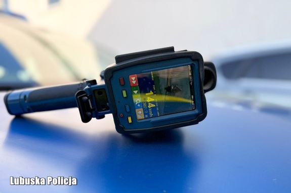 144 km/h poza obszarem zabudowanym - kierujący stracił prawo jazdy