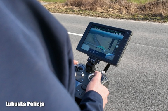 Z lądu i z powietrza — policjanci dbają o bezpieczeństwo na drodze