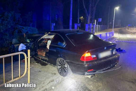 Nietrzeźwy 17-latek bez uprawnień rozbił auto podczas ucieczki