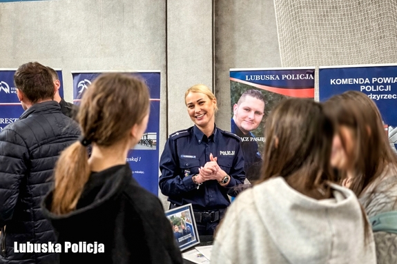 Mundurowi na targach pracy