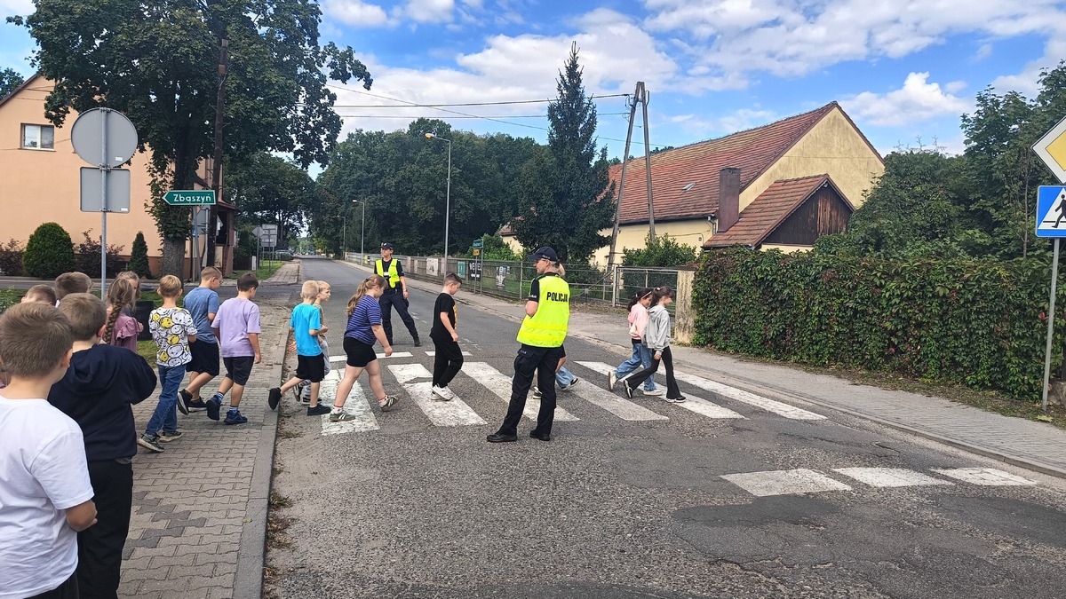 Międzyrzecz: policjanci w ramach akcji „Bezpieczna droga do szkoły” uczyli najmłodszych zasad bezpieczeństwa na drodze